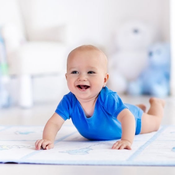 escuela infantil en inglés en valencia-niño gateando