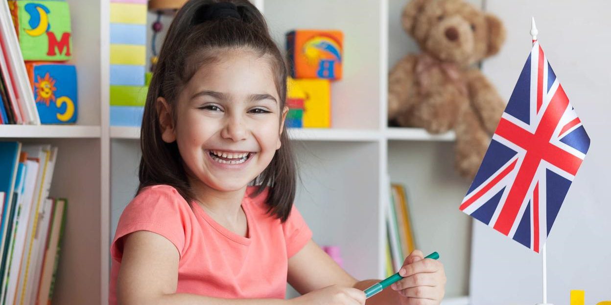 escuela infantil en inglés en Valencia – niña aprendiendo ingles escuela infantil en inglés en Valencia - niña aprendiendo ingles
