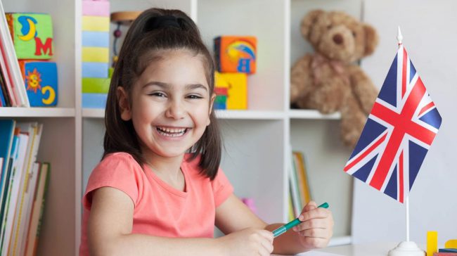 escuela infantil en inglés en Valencia – niña aprendiendo ingles escuela infantil en inglés en Valencia - niña aprendiendo ingles