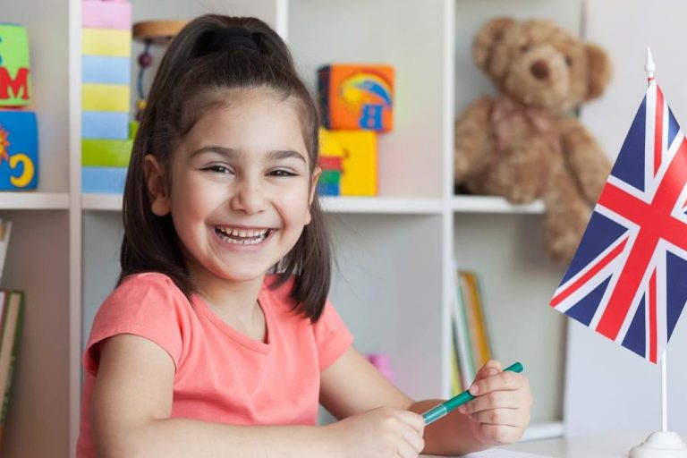 escuela infantil en inglés en Valencia – niña aprendiendo ingles escuela infantil en inglés en Valencia - niña aprendiendo ingles