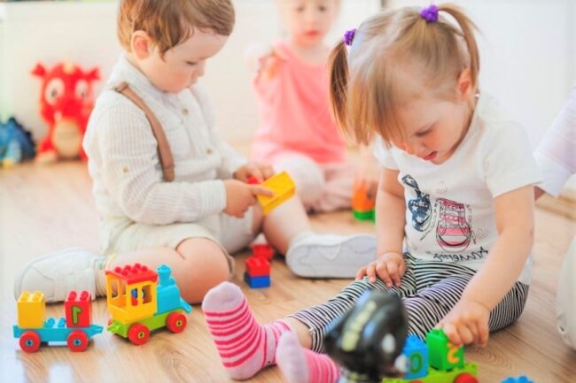 centro de educación infantil en inglés en Valencia - niños pintando
