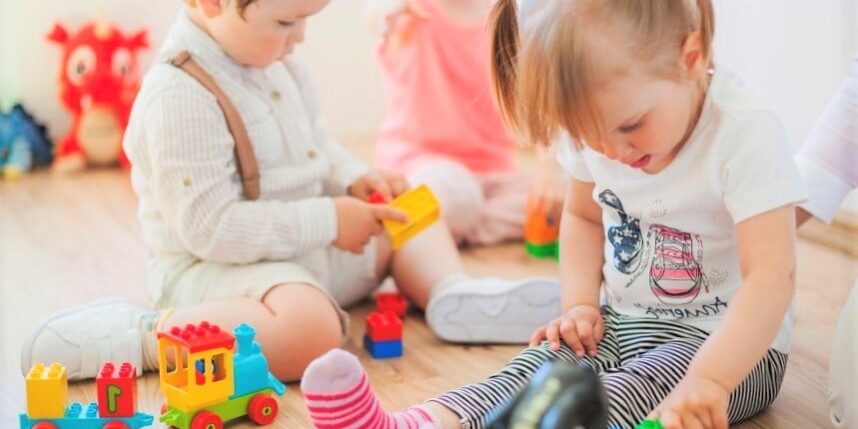 centro de educación infantil en inglés en Valencia – niños pintando centro de educación infantil en inglés en Valencia - niños pintando