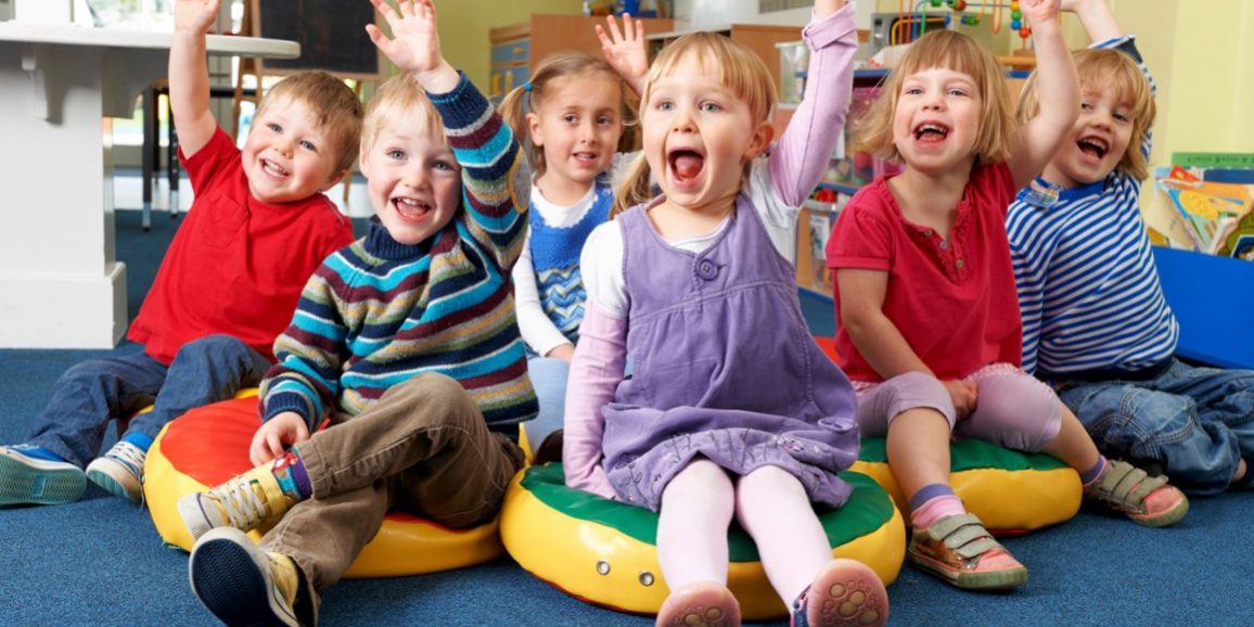 escuela infantil en inglés en Valencia – manos levantadas escuela infantil en inglés en Valencia - manos levantadas