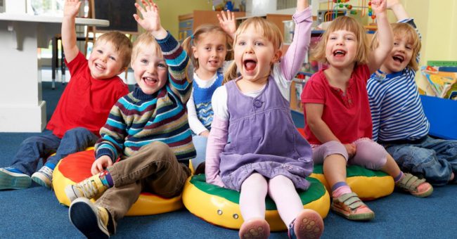 escuela infantil en inglés en Valencia - manos levantadas