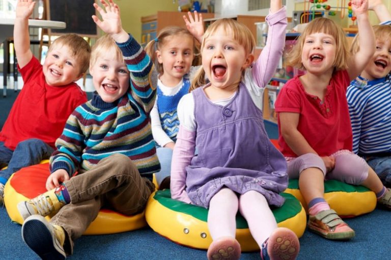 escuela infantil en inglés en Valencia - manos levantadas