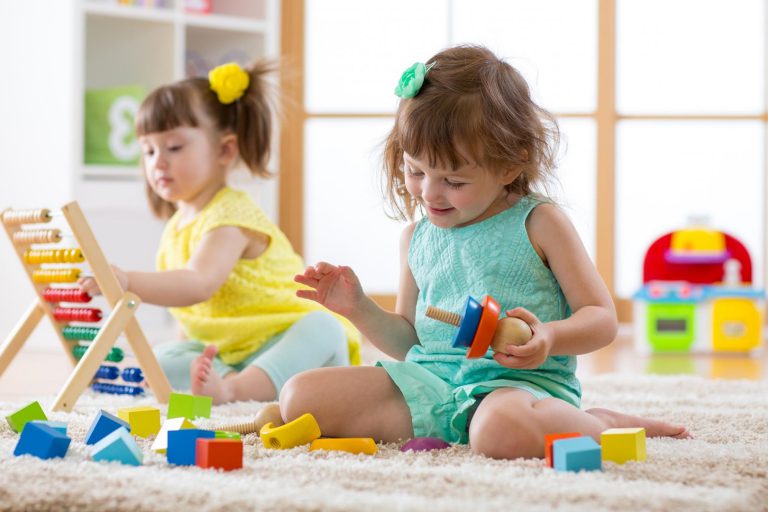 guardería en inglés en Valencia – niñas con juguetes guardería en inglés en Valencia - niñas con juguetes