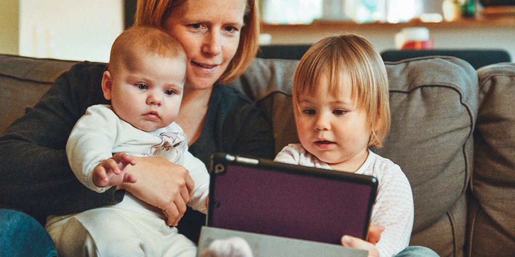 dibujos animados para aprender inglés - familia con tablet