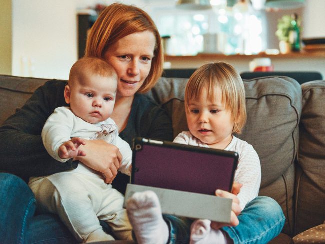 dibujos animados para aprender inglés – familia con tablet dibujos animados para aprender inglés - familia con tablet