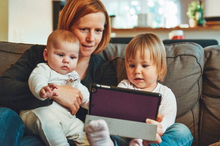 dibujos animados para aprender inglés - familia con tablet