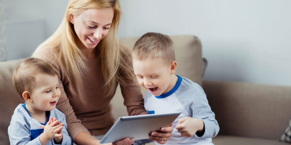 escuelas infantiles en inglés en Valencia – niños con tablet escuelas infantiles en inglés en Valencia - niños con tablet