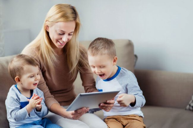 escuelas infantiles en inglés en Valencia – niños con tablet escuelas infantiles en inglés en Valencia - niños con tablet