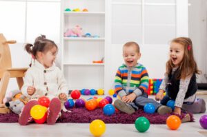 escuela infantil en inglés en Valencia - tres niños jugando