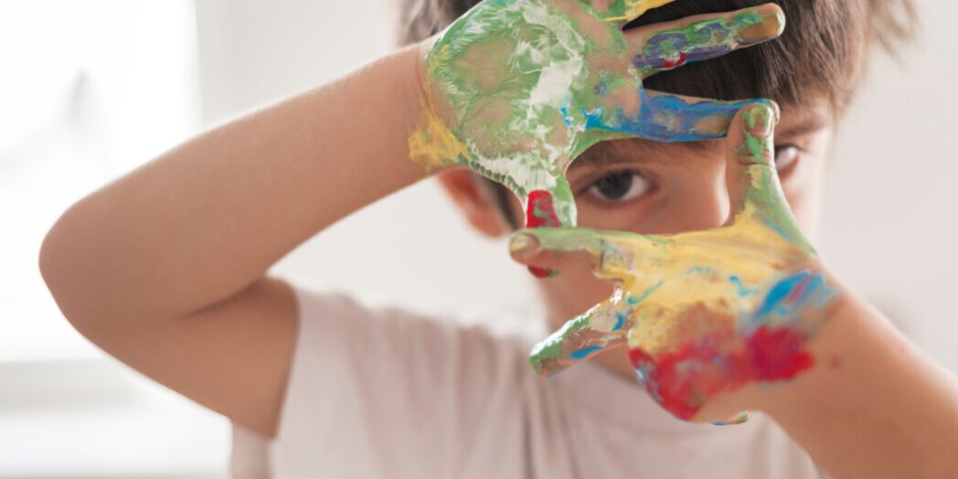 escuela infantil en Valencia - manos