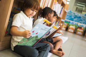 escuelas infantiles en Valencia - niños leyendo