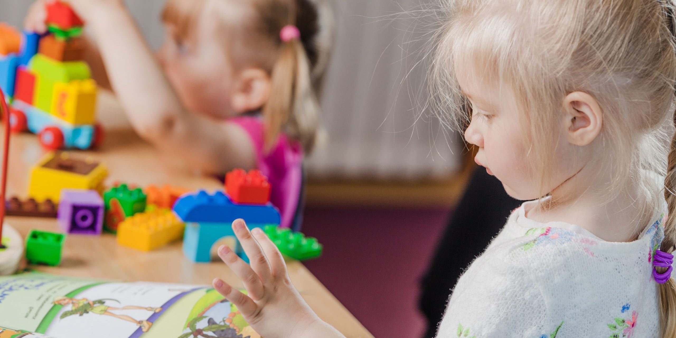 escuela infantil en valencia – niñas jugando escuela infantil en valencia - niñas jugando