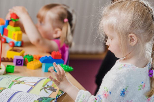escuela infantil en valencia - niñas jugando