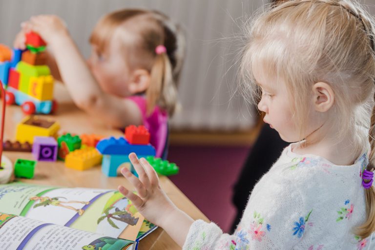 escuela infantil en valencia – niñas jugando escuela infantil en valencia - niñas jugando