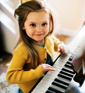 escuela infantil valencia - niña en piano