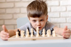 escuela infantil valencia - niño con ajedrez