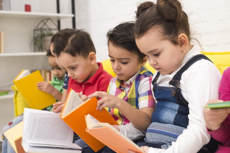 escuela infantil inglesa en Valencia – leyendo- escuela infantil inglesa en Valencia - leyendo-