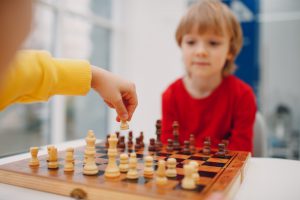 guarderia en valencia - practicando ajedrez- 