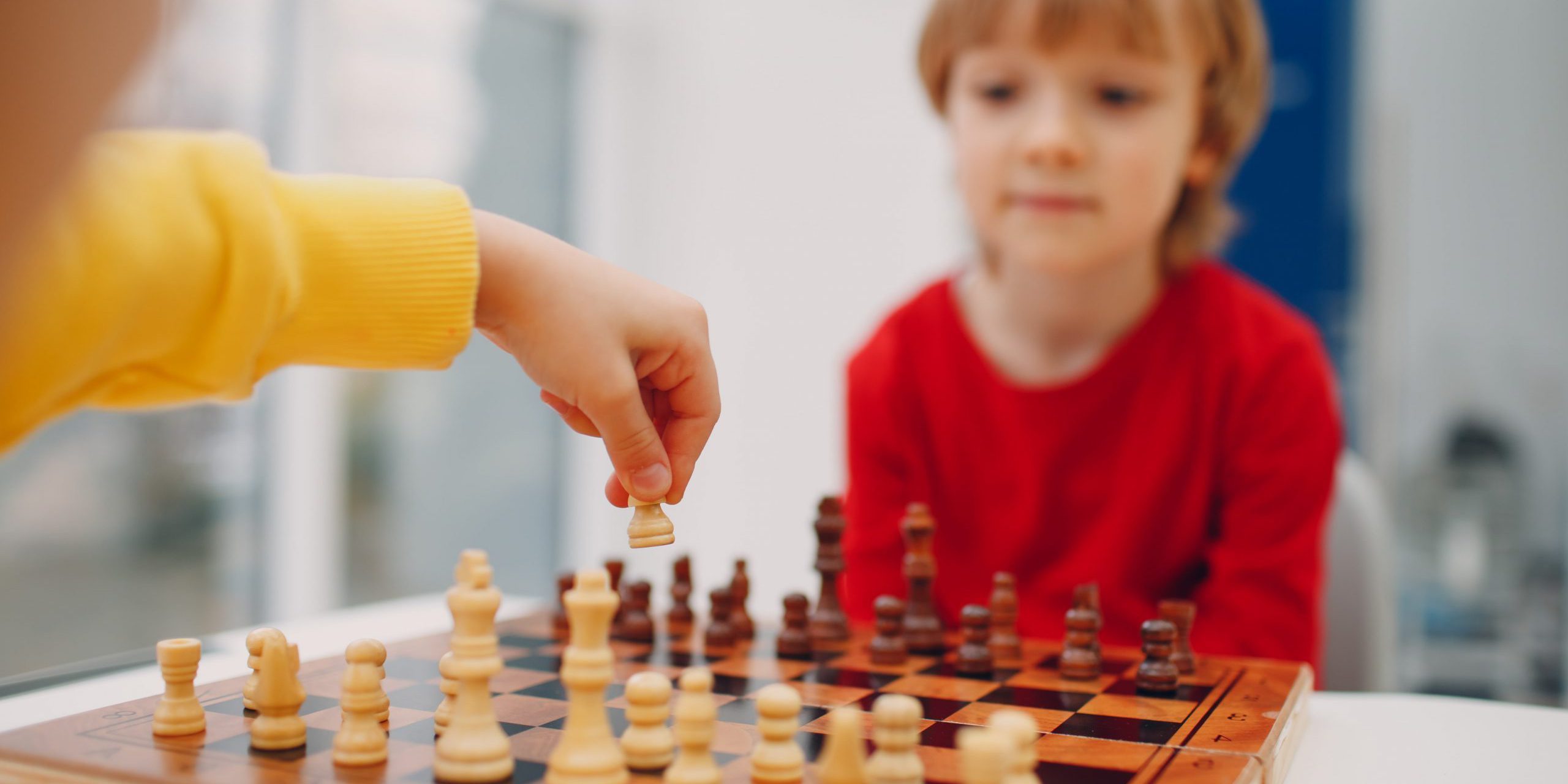 guarderia en valencia – practicando ajedrez- guarderia en valencia - practicando ajedrez-