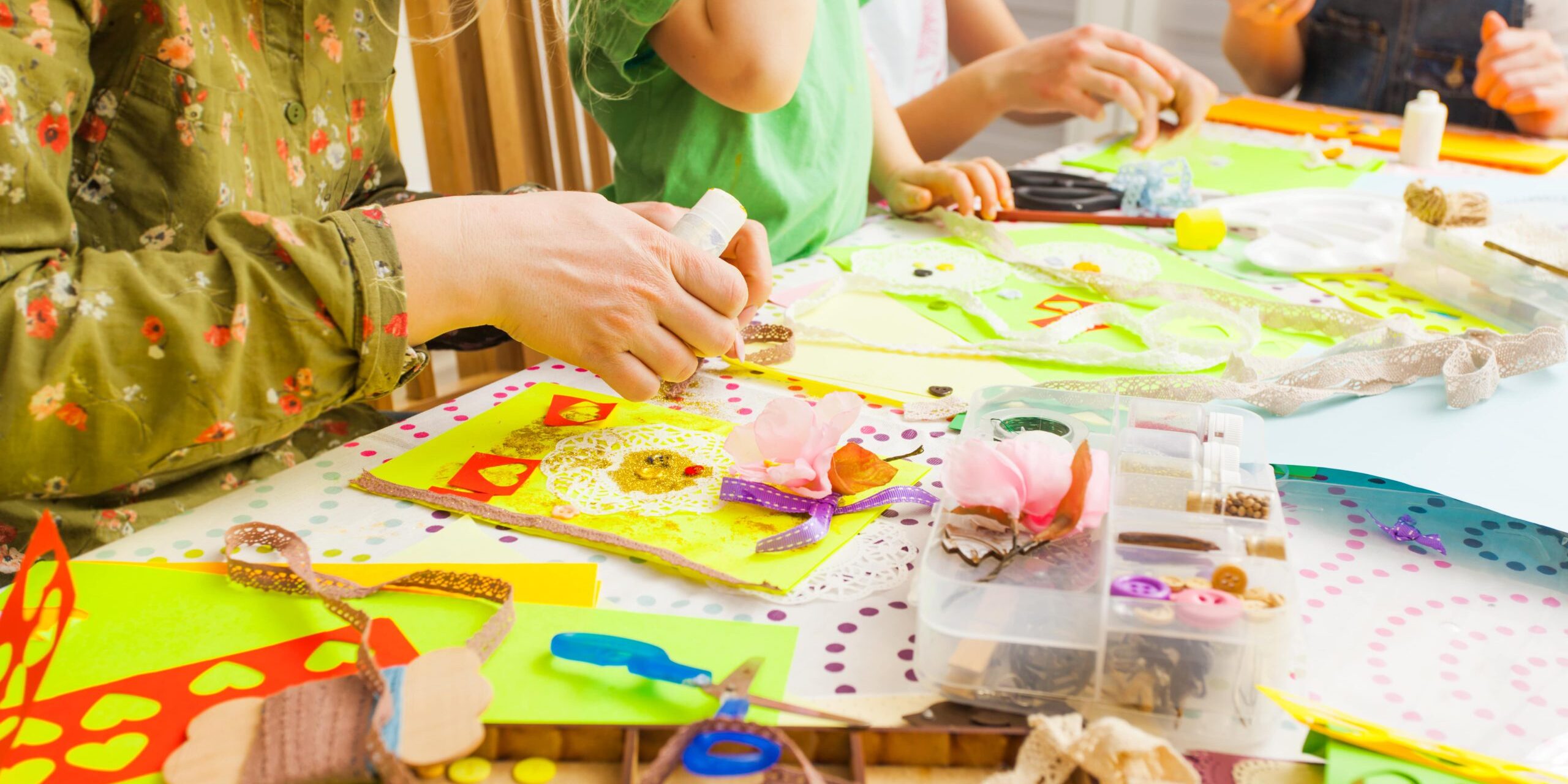 escuela de verano en inglés en Valencia -manualidad